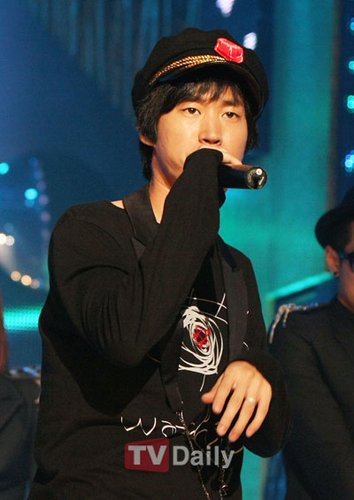 娱评:Tablo学历造假真相渐明 非难却仍在继续