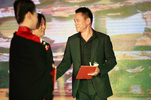 丁海峰出席儿童公益盛典 获封亚洲慈善风尚人物