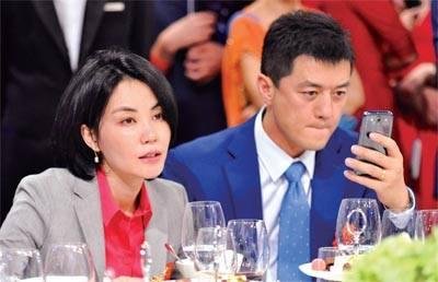 王菲曾发短信斥责李亚鹏:要你干啥 真没用