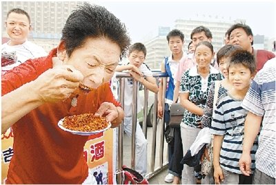 中国辣王李永志在吃辣椒