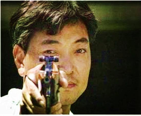 李东学英国获最佳男主 《许海峰的枪》响彻海外