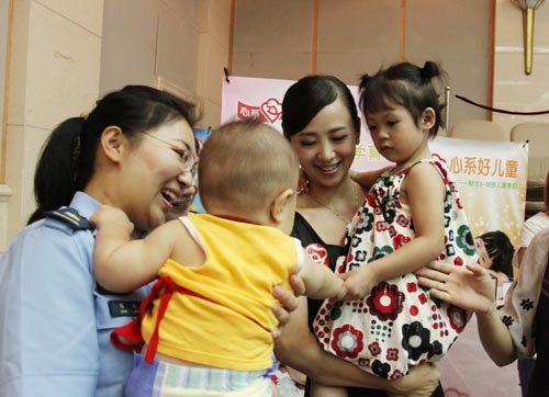 翁虹带女儿“上班” 小水晶“淡定”亮相引热拍【图】
