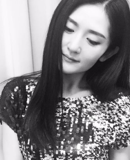 谢娜晒黑白文艺照 自夸:安静时真的好美