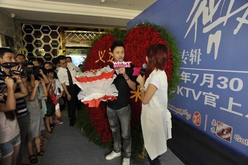 黄义达春城签售 歌迷赠5000朵玫瑰“感谢归来”