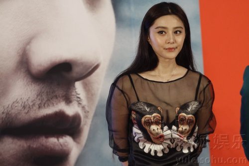 <em>范冰冰透视装</em>出席《二次曝光》小动作多频卖萌