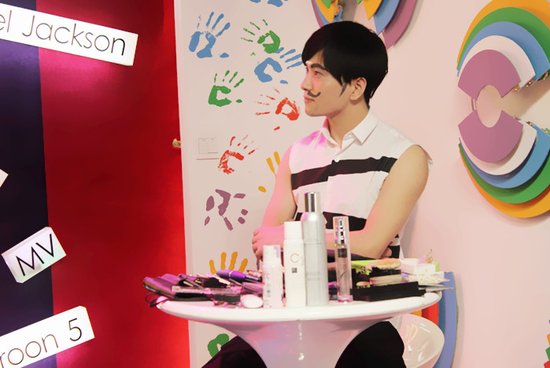 罗翔做客《时尚风向标》 惨被“恶搞”变卓别林