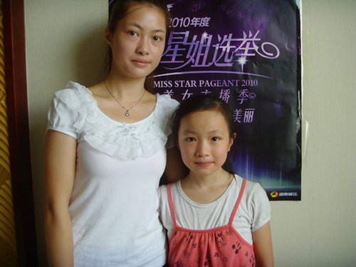 10岁妹妹陪姐姐报名星姐八年后将绽放美丽