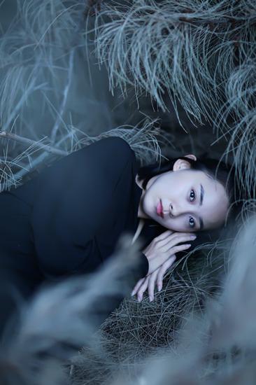 《左耳》曝闺蜜版海报朱颜曼滋气质脱俗惹关注