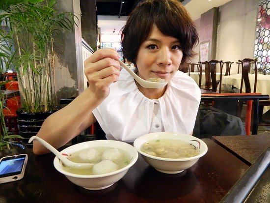 江美琪内地宣传新碟跑不停蹄 大吃鱼丸犒劳自己