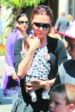 维多利亚抱女入<em>影院</em>遭批 罗密欧照顾<em>妹妹</em>无难