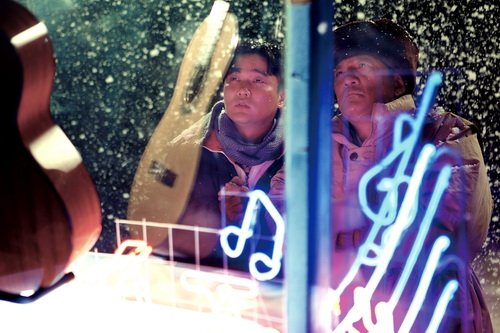 《父亲》曝手绘海报 筷子兄弟引爆复古怀旧潮