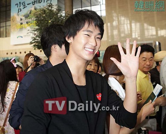 金秀贤赴日宣传《Dream High》 机场展亲和笑颜_娱