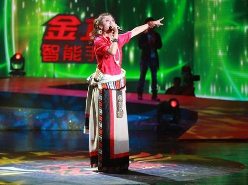 藏歌会总决赛 美女嘉央曲珍"挑战"康巴汉子
