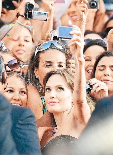 安吉莉娜皮特夫妻档宣传首映 美人与影迷玩自拍【图】