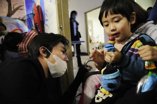 俞灏明低调探访烙印天使 分享复健心路