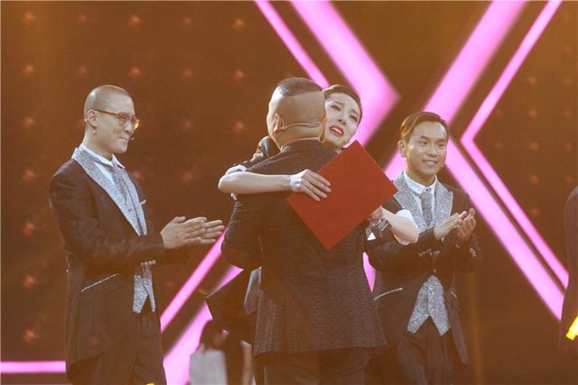 《喜剧狂》“扫雷姐”夺冠 郭德纲“贿赂”媒体