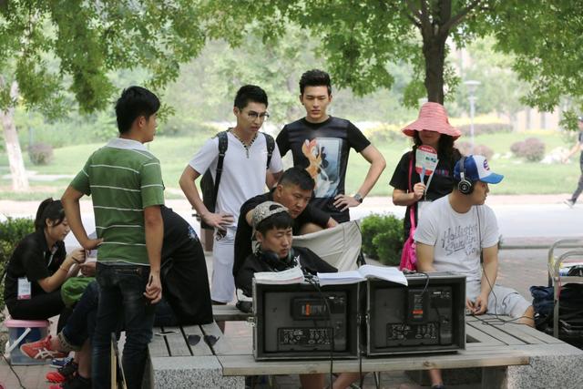 《类似爱情2只有我知》杀青 四主演难分舍