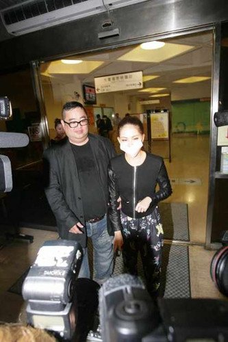 昆凌开车撞两人非酒驾 车祸后情绪崩溃(图)