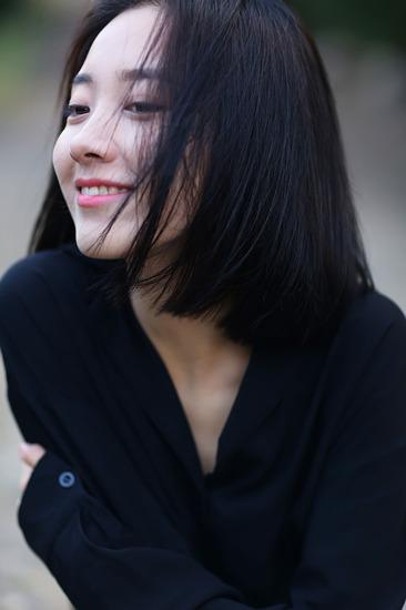 《左耳》曝闺蜜版海报朱颜曼滋气质脱俗惹关注