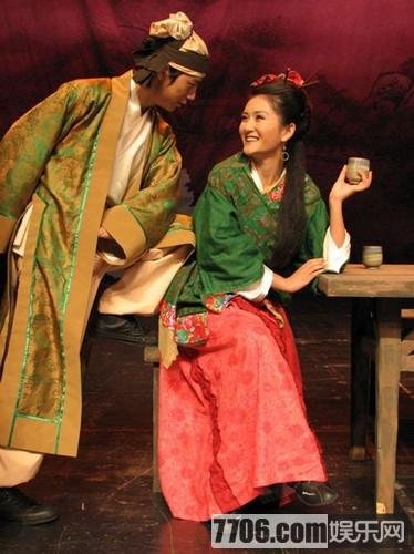 谢娜下跪致歉vs何炅下跪谁更煽情