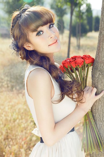 姚舒颜卖萌拍摄杂志