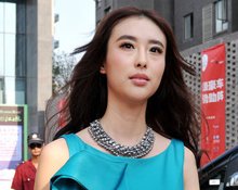 兽兽性爱视频后捞金无人理 低头无聊玩手机