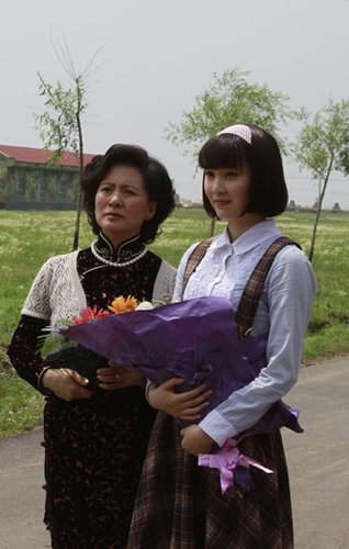 《远去的飞鹰》热拍 袁菲清纯学生装亮相