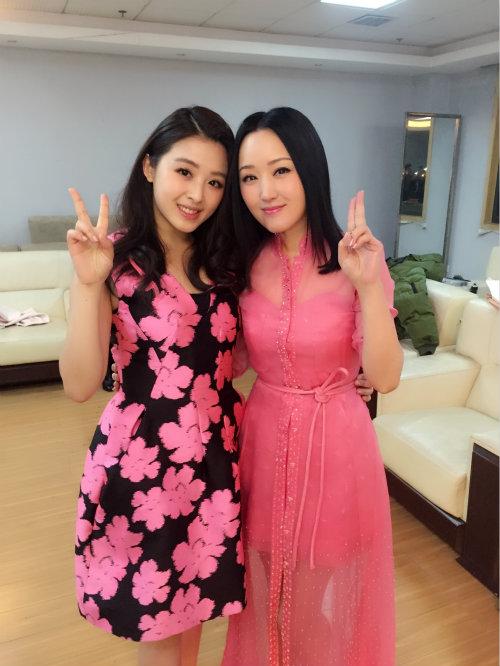 张含韵牵手杨钰莹献唱元宵晚会 获赞神仙姐妹