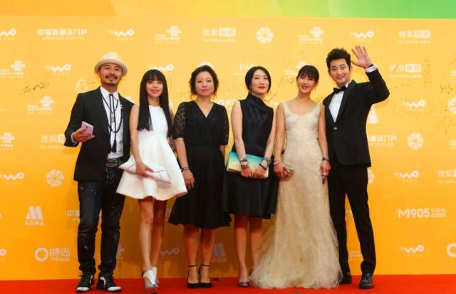 《香气》剧组亮相电影节 朴施厚飙人气导演落泪