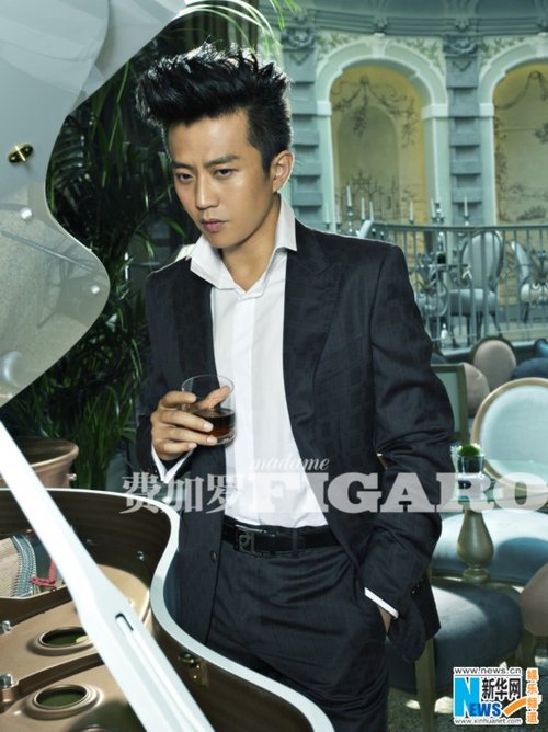 图:<em>邓超</em>猫王<em>发型</em>登封面 花式西装尽显随性性情