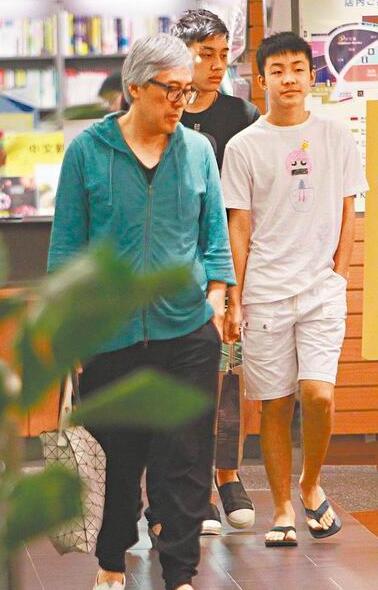 张宇结婚19年零绯闻 一家四口看电影帅儿子曝光