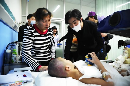 俞灏明低调探访烙印天使 分享复健心路