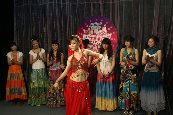 肚皮舞美女报名快女 声势浩荡"七仙女"助阵