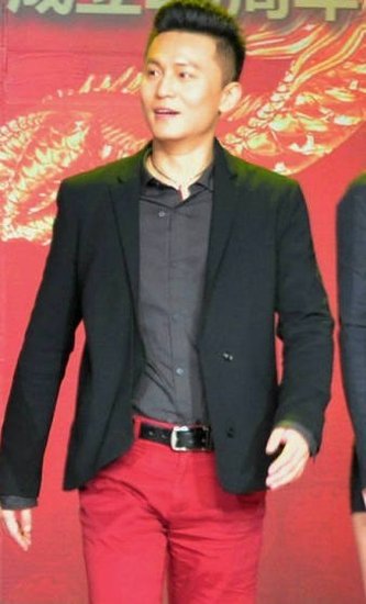 青年演员邓为艳服亮相白毯,时尚短发搭配动感休闲装,潮范儿十足,格外