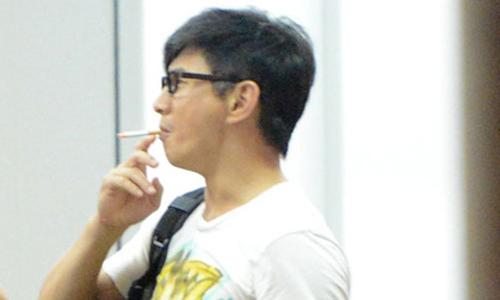 直击娱乐圈:吴奇隆机场过烟瘾似坏学生