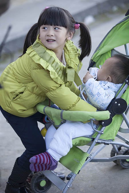 《爸爸》归来萌娃齐开心 Cindy照顾宝宝显母爱