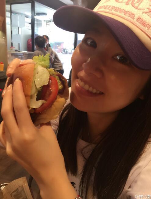 孕妇林心如吃汉堡大呼满足 素颜出镜笑容甜美