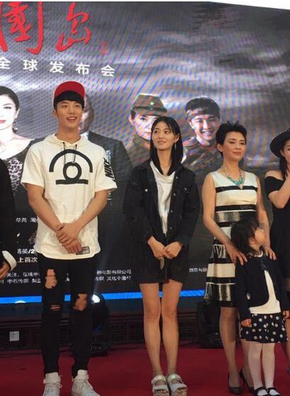 电影《爱国岛》杀青 王佳宇演技获导演肯定