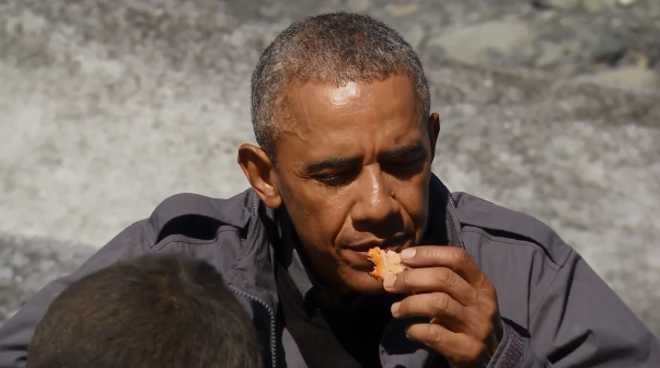 奥巴马参加荒野求生节目 吃“熊剩”生啃鲑鱼
