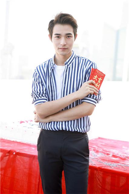 李思阳加盟《一粒红尘》 帅气亮相出演