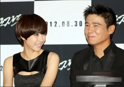 《共谋者》媒体试映 赵允熙性感黑裙中门大开