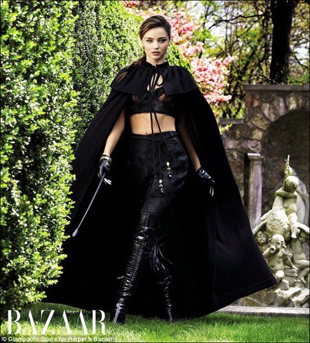 米兰达·可儿杂志写真曝光 内衣配马服制服诱