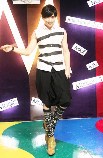 罗翔做客《时尚风向标》 惨被“恶搞”变卓别林