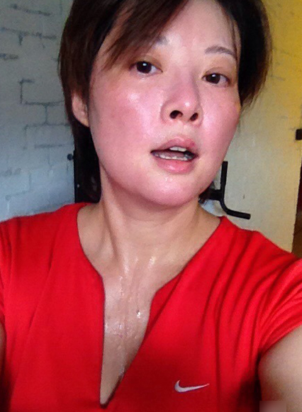 42岁袁立晒运动后自拍 一脸红润香汗淋漓