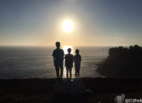 张艺谋妻子送孩子上学 感慨:陪伴是爱放手更是