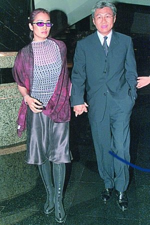 巩俐丰腰球鞋松身裙孕妇打扮 法国男友要当爸