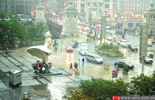 梦露雕像乔迁加州新居 巨型裙摆惹争议(图)