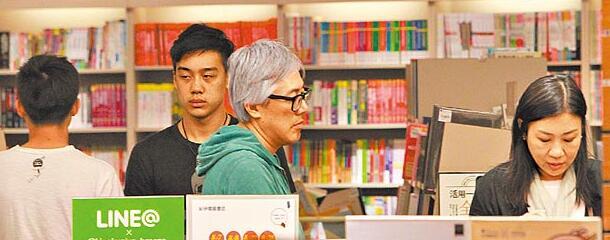 张宇结婚19年零绯闻 一家四口看电影帅儿子曝光