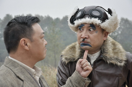 演员洪卫(右)在剧中