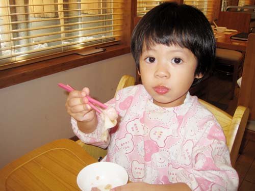 翁虹博客照片引热议 扮芭比只为哄女儿吃饭